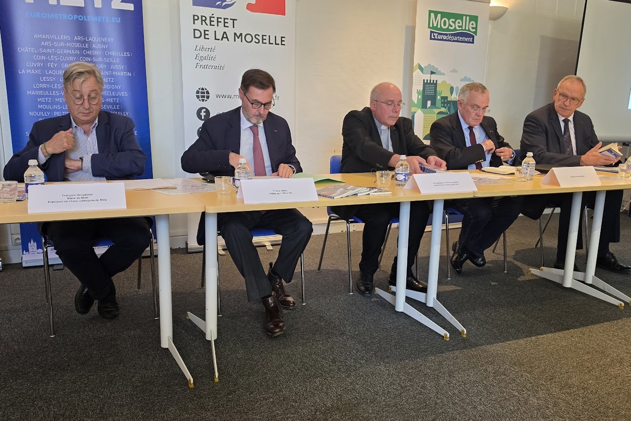 Les autorités civiles et religieuses : François Grosidier, maire de Metz, le préfet de la Moselle Pascal Bollot, Mgr Ballot, évêque de Metz, le général Pascal Péran en charge de la coordination opérationnelle, et le président du conseil départemental de la Moselle Patrick Weiten (DR).