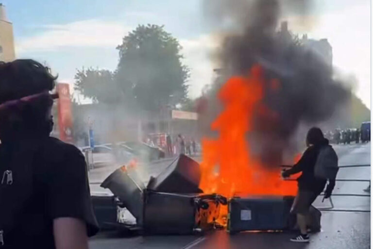 Feu de poubelles devant un lycée de Reims (capture X)